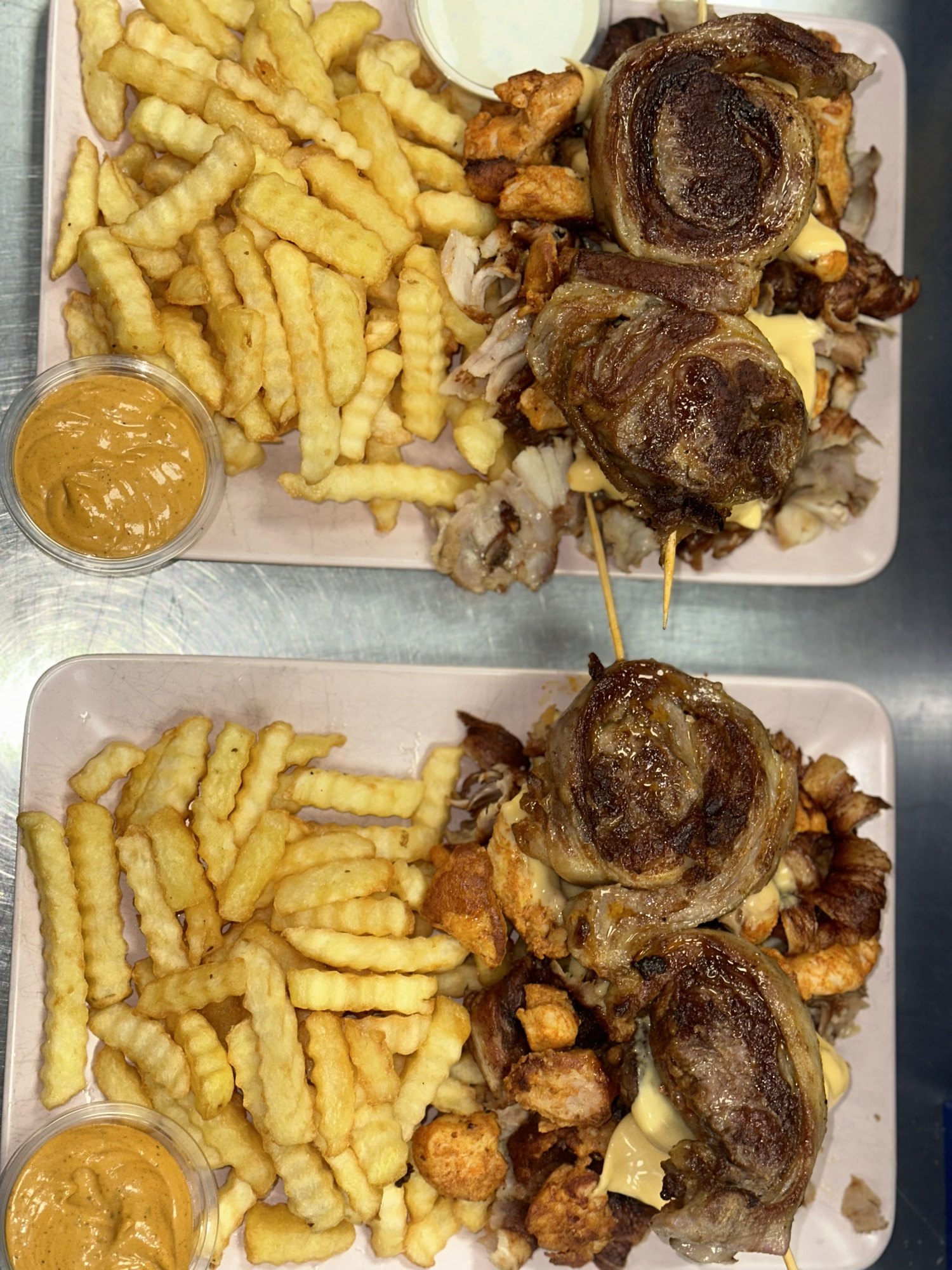 Assiettes avec roulades du chef, frites ondulées et sauce